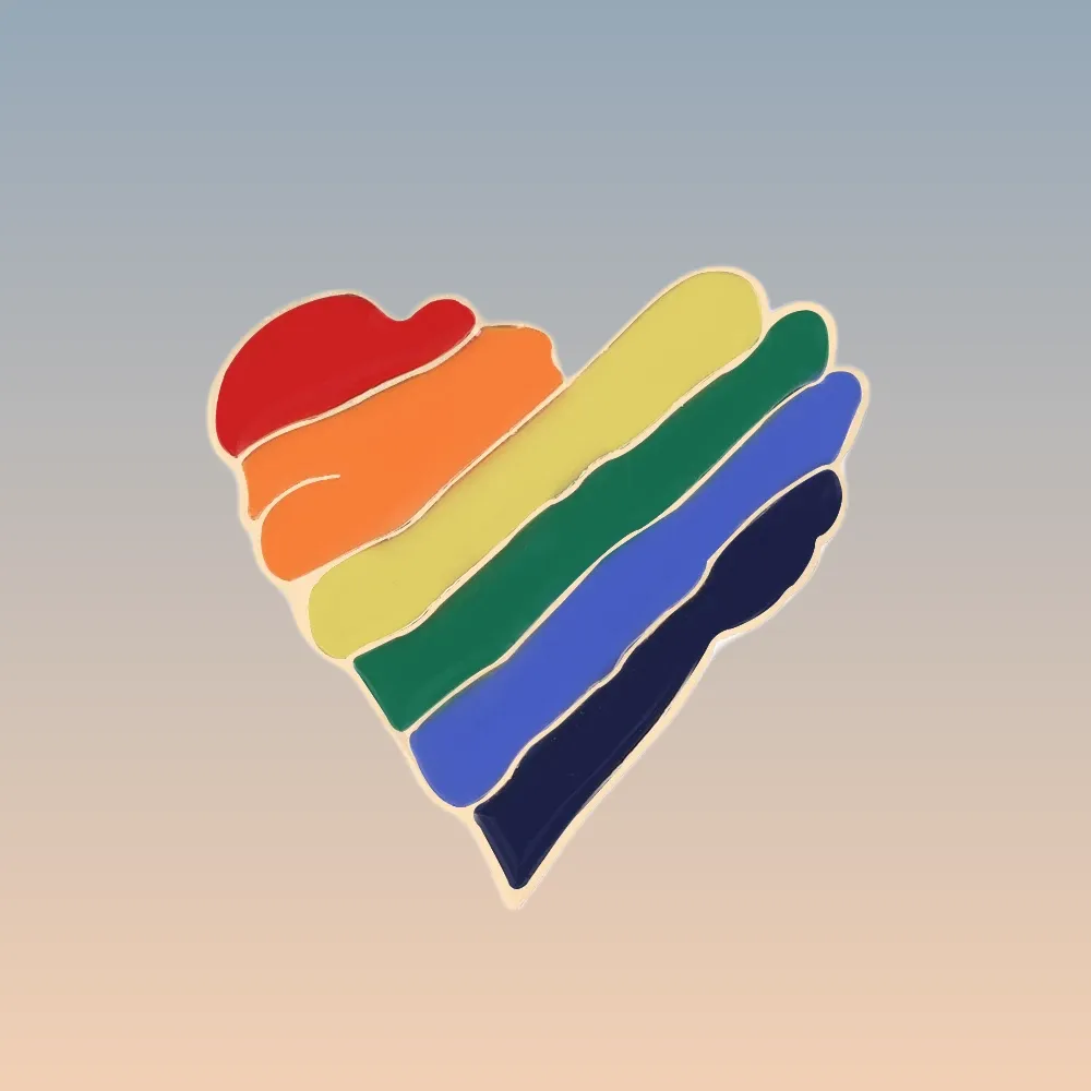 Achetez des pins LGBT - Blurry Love pour afficher votre fierté avec style. Adoptez ce symbole d'amour et de diversité dès aujourd'hui !