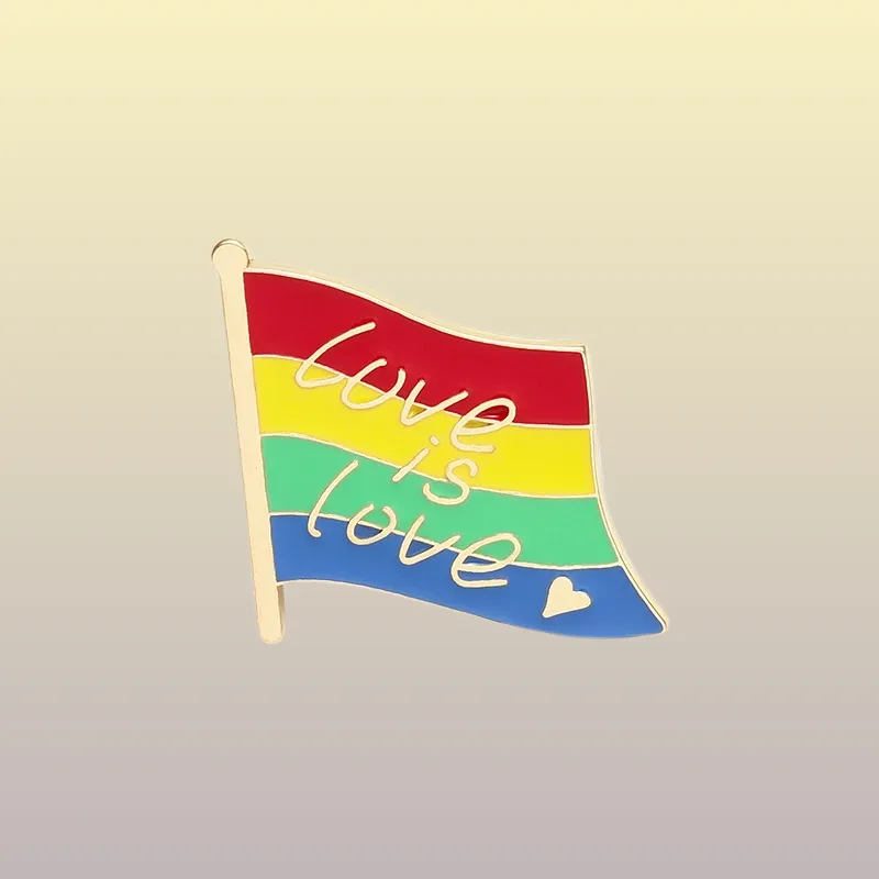 Découvrez nos épingles LGBT - Flag Love is Love ! Montrez votre soutien avec ces accessoires colorés et achetez dès maintenant pour afficher votre fierté.